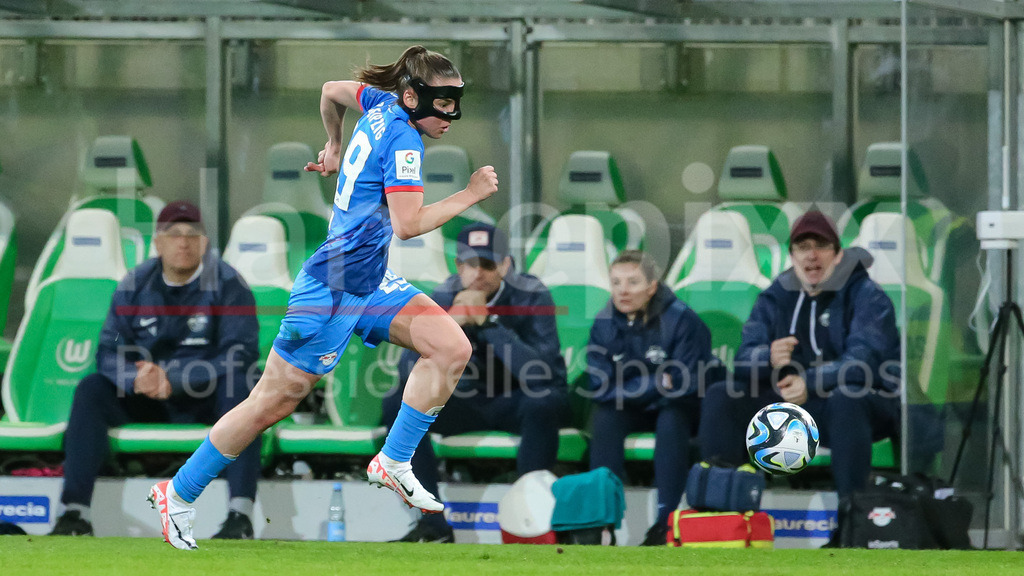 Fussball, Google Pixel Frauen-Bundesliga, VfL Wolfsburg - RB Leipzig | v.li.: Julia Pollak (RB Leipzig, 29) am Ball, Einzelbild, Ganzkörper, Aktion, Action, Spielszene, DIE DFB-RICHTLINIEN UNTERSAGEN JEGLICHE NUTZUNG VON FOTOS ALS SEQUENZBILDER UND/ODER VIDEOÄHNLICHE FOTOSTRECKEN. DFB REGULATIONS PROHIBIT ANY USE OF PHOTOGRAPHS AS IMAGE SEQUENCES AND/OR QUASI-VIDEO.