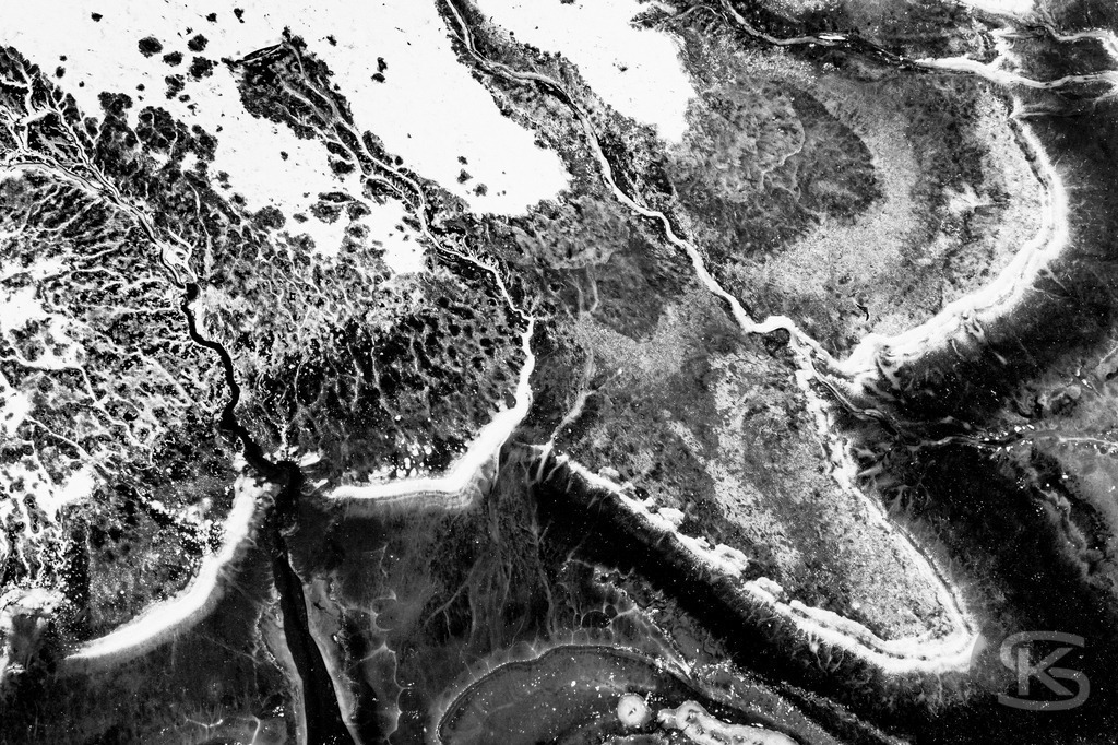 Ground Levels – Abstrakte Landschaften entwässerter Seen aus der Vogelperspektive | Ground Levels zeigt Drohnenaufnahmen entwässerter Seegründe, die zwischen Realität und Abstraktion oszillieren. Rinnsale, Pfützen und Muster verwandeln sich aus der Luft zu abstrakten Kompositionen – Fotokunst von Stefan Kuhn. - Realisiert mit Pictrs.com