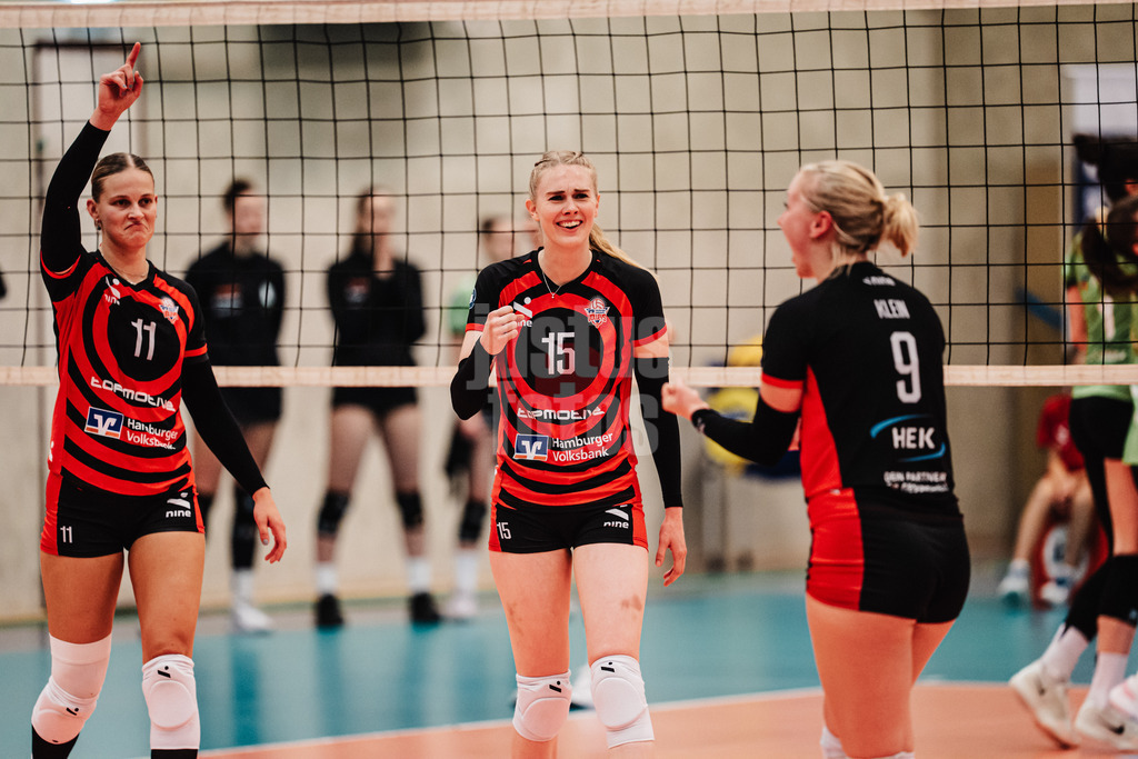 Volleyball | Frauen | Saison 2025/2026 | Volleyball Bundesliga | ETV Hamburger Volksbank Volleys vs. Ladies in Black Aachen | 29.10.2025 | v.l. Svea Frobel (#11, ETV Hamburger Volksbank Volleys), Alexa Sophie Thaden (#15, ETV Hamburger Volksbank Volleys) und Luise Klein (#9, ETV Hamburger Volksbank Volleys)