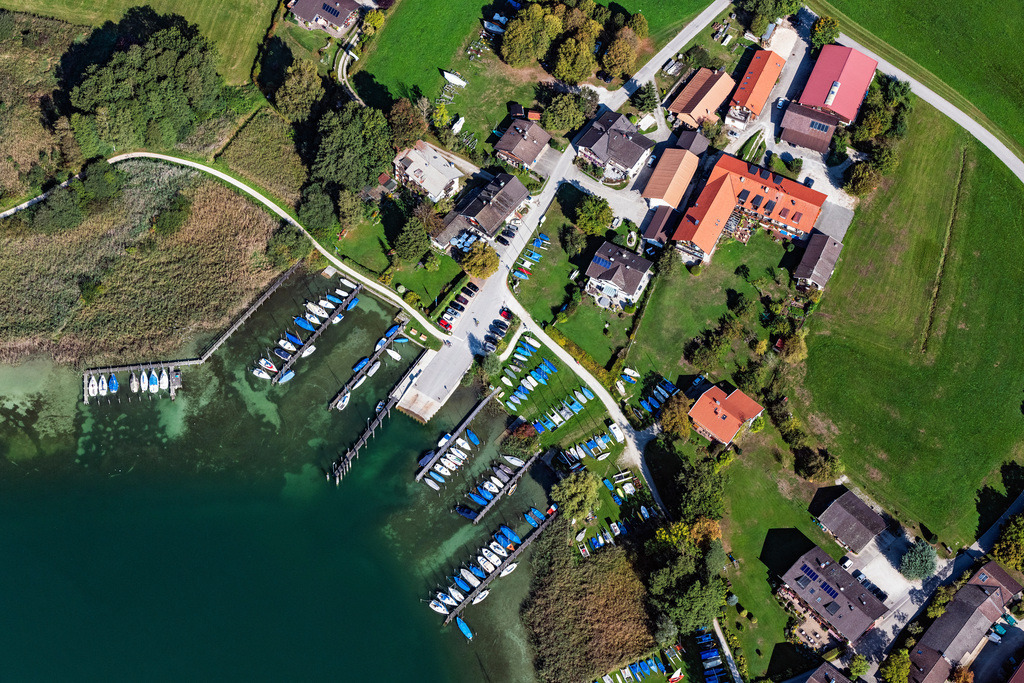 dr__0019645.jpg | BREITBRUNN AM CHIEMSEE 18.09.2018 Senkrecht- Luftbild aus der Satelliten- Perspektive vom Uferbereiche am Seegebiet des Chiemsee in Breitbrunn am Chiemsee im Bundesland Bayern, Deutschland. // Vertical aerial view from the satellite perspective of the riparian areas on the lake area of Chiemsee in Breitbrunn am Chiemsee in the state Bavaria, Germany. Foto: Daniel Reiter