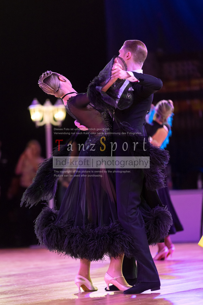 20241215_WDSF_Int_Open_Std-Riga-9189 | Tanzsportbilder, Standardtanz, Lateintanz, WDSF, DTV, LTVB, dancecomp, goc, hessen tanzt, blaues band der spree, walzer, tango, wiener walzer, slowfox, quickstepp, samba, rumba, cha-cha-cha, paso doble. jive, hd-kroft photography, turniertanzsport