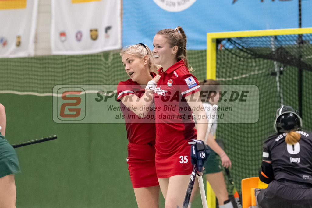 SFE_20230114_0134 | 1. Bundesliga Hockey Damen Rot-Weiss Köln - Uhlenhorst Mülheim am 14.01.2023 in Köln (KTHC Stadion Rot-Weiss Köln Tennis and Hockey Club), Photo: Stephan Fehrmann 2022 (Sports-Gallery),Pia Maertens ( Rot-Weiss Köln #35 ) ,Reuten Katharina ( Rot-Weiss Köln #14 )