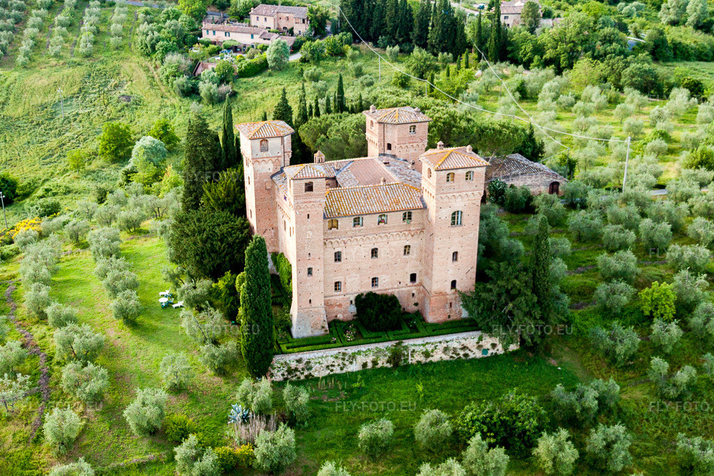 Vue aérienne: Château Complexe Hôtelier Castello Delle Quattro Torra à le quartier Colonia Santa Regina in Siena dans le département Siena, Italie – .Photo: IMG_28464.jpg prise le 03/06/2010 par Werner Riehm/FLY-FOTO.eu – Résolution de l'original: 4421 x 2948 px