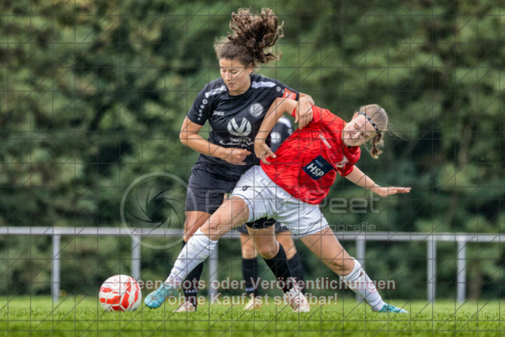 20250928_142533_0502-Bearbeitet | Cesarina Reiser (1.FC Donzdorf #06) 1.FC Donzdorf (schwarz) vs. TV Derendingen (rot), Fussball, Frauen-Verbandsliga Württemberg, 03. Spieltag, Saison 2025/2026, Rasenplatz Lautertal Stadion, Süßener Straße 16, 73072 Donzdorf, 28.09.2025 - 13:00 Uhr,Foto: PhotoPeet-Sportfotografie/Peter Harich