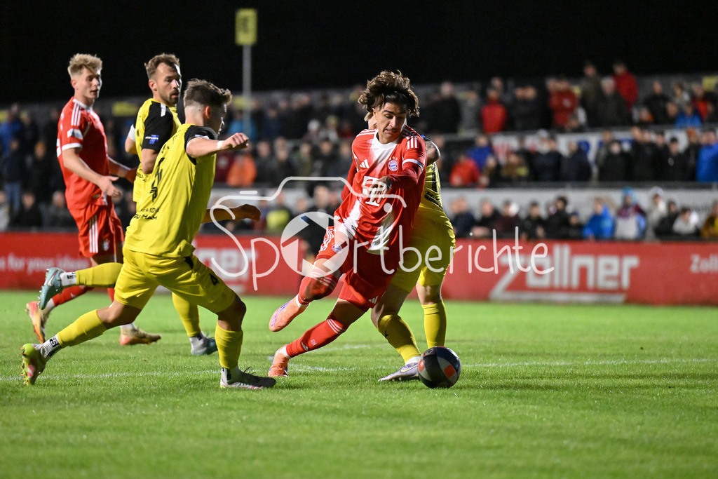 DJK Vilzing - FC Bayern Amateure | im Duell Elija HÄRTL (Djk Vilzing 4) und Adin LICINA (FC Bayern München II #7) / Zweikampf / Regionalliga Bayern: DJK Vilzing - FC Bayern Amateure; Manfred-Zollner Stadion am 23.09.2025
