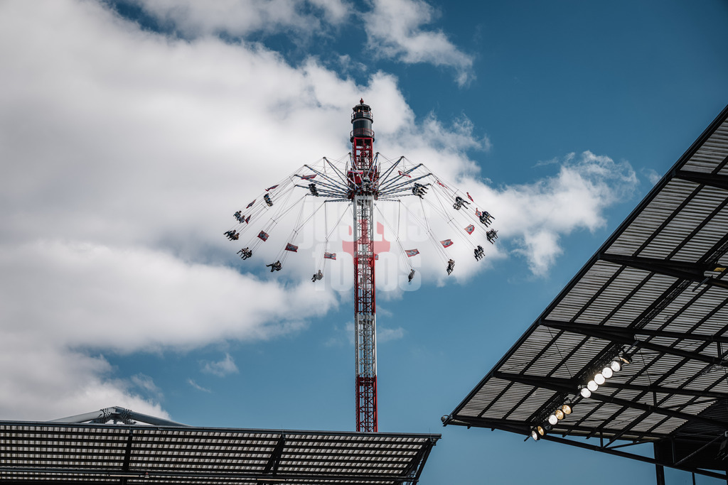 Fußball | Männer | Saison 2024/2025  | Fußball-Bundesliga | 28. Spieltag | FC St. Pauli vs. Borussia Mönchengladbach | 06.04.2025 | Kettenkarussell des Hamburger Dom ragt über die Stadiondächer