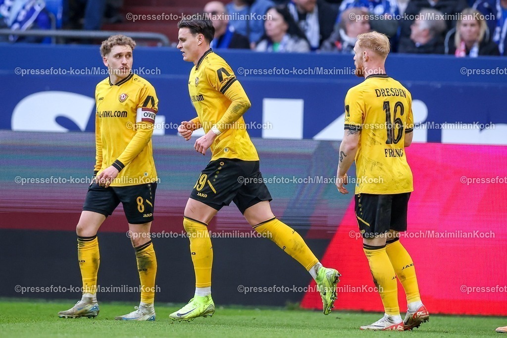 S0407022601099 | 07.02.2026, Fußball, FC Schalke 04 - SG Dynamo Dresden, 21. Spieltag, 2. Fußball Bundesliga, Veltins-Arena Gelsenkirchen, Saison 2025 2026: Torjubel nach dem Tor zum 2:2 durch Torschütze Thomas Keller (Dynamo Dresden #39)    DFB regulations prohibit any use of photographs as image sequences and or quasi-video.