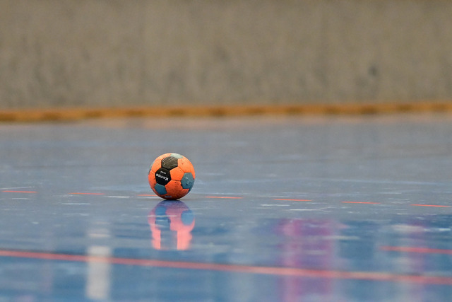 Handball I Frauen I Saison 2025-2026 I Regionalliga I 10. Spieltag I TSV Ellerbek - Lauenburger SV I 31116 | Symbol, Symbolfoto, Symbolbild, Sinnbild, Bildsymbol, Darstellung, Signum, handball, ball, bälle, handball auf dem Boden, halle, hallenboden, harz, harzball, harzundherzlich, harzen, ballen, Backe, Haftmittel, Handball auf Platte, Handball auf Hallenboden,  - Realisiert mit Pictrs.com