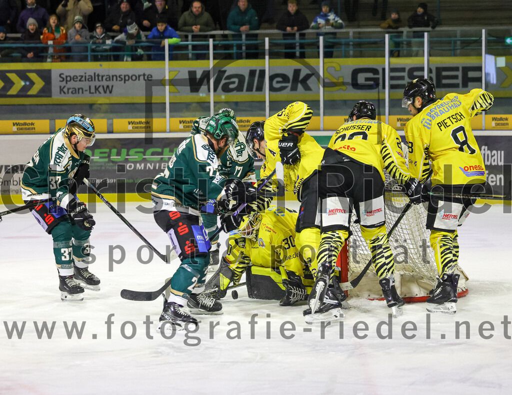 2025-12-28_101_TSV_Erding_gegen_onesto_Tigers_Bayreuth | Erding, Deutschland, 28.12.2025:Eishockey, Oberliga Süd 2025 / 2026, 31. Spieltag, TSV Erding gegen onesto Tigers Bayreuth, Endergebnis: 6:5 n.V.Thomas Matheson (Erding Gladiators, #37), Grady Hobbs (Erding Gladiators, #22), Philipp Michl (Erding Gladiators, #77), Torwart Maximilian Meier (onesto Tigers Bayreuth, #30)Foto: Christian Riedel / fotografie-riedel.net