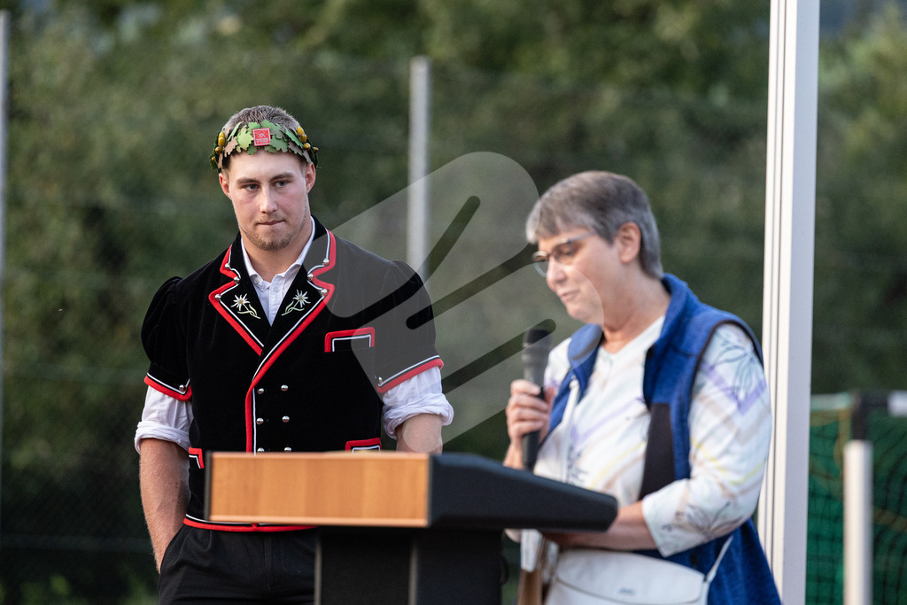 ESAF2025_Empfang_8530 | Die Schwinger des Schwyzer Kantonalen Schwingerverbandes: Fotos, die Dynamik und Leidenschaft festhalten, sowie emotionale Momente aus dem traditionellen Schwingsport zeigen. - Realisiert mit Pictrs.com