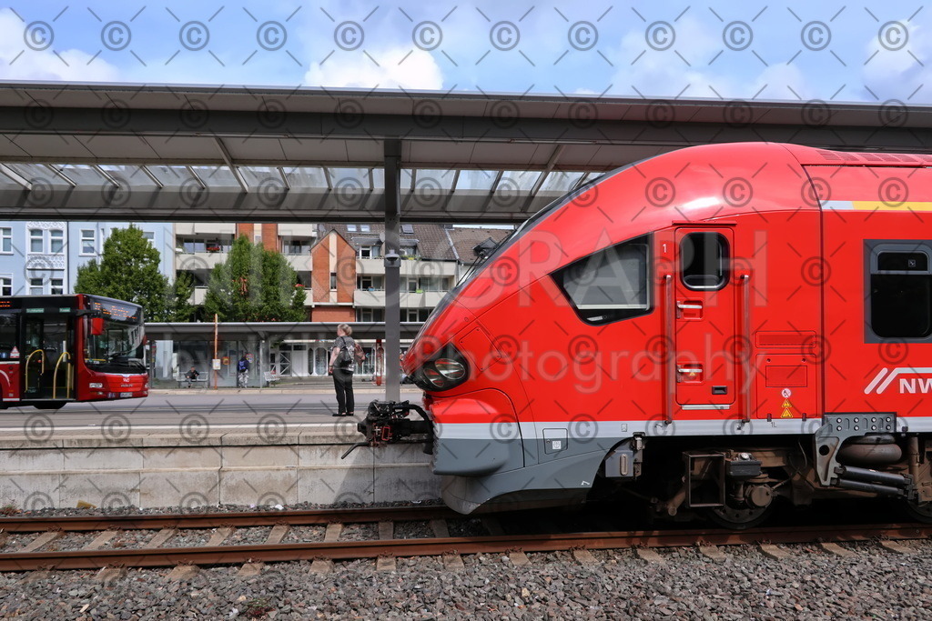 Stadtbahnhof Iserlohn | Ein Regionalzug und ein Bus warten auf Fahrtgäste am Stadtbahnhof von Iserlohn.