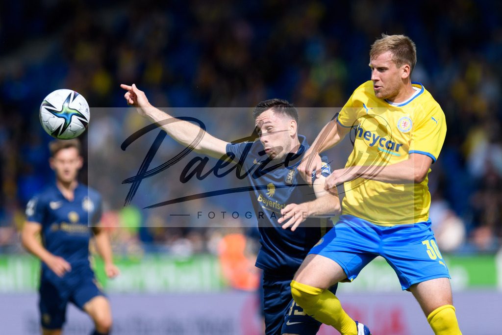 EBSTSV20210828_107 | Fussball, Herren: Marcel Baer (TSV 1860 Muenchen) und Brian Behrendt (Eintracht Braunschweig) im Zweikampf beim Spiel der 3. Liga zwischen Eintracht Braunschweig und TSV 1860 Muenchen im Eintracht-Stadion am 28.08.2021 in Braunschweig, Deutschland.DFB / DFL REGULATIONS PROHIBIT ANY USE OF PHOTOGRAPHS AS IMAGE SEQUENCES AND/OR QUASI-VIDEO. - Realisiert mit Pictrs.com