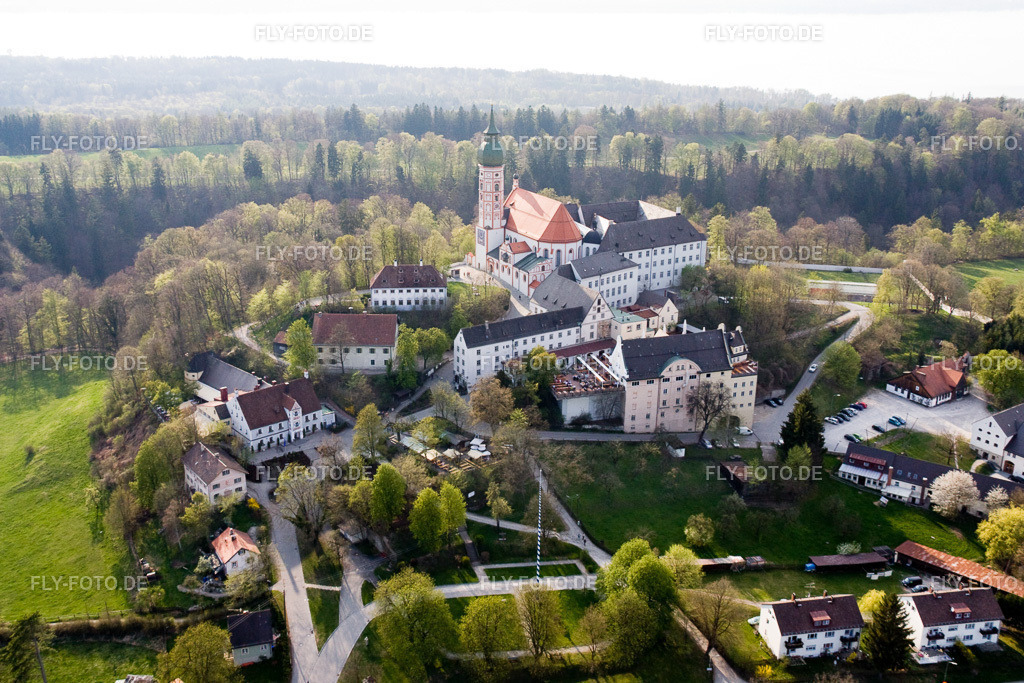 Benediktinerkloster Andechs,, Kirche und mittelalterlicher Wallfahrtsort in erhöhter Lage, mit Brauerei und Biergarten andechs.de | Luftbild: Benediktinerkloster Andechs,, Kirche und mittelalterlicher Wallfahrtsort in erhöhter Lage, mit Brauerei und Biergarten andechs.de im Ortsteil Erling in Andechs im Bundesland Bayern in Deutschland. Foto: IMG_17909.jpg vom 15.04.2009 durch Werner Riehm/FLY-FOTO.de - Realisiert mit Pictrs.com