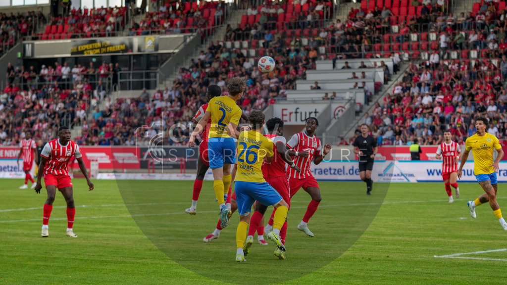 Fußball, Herren, Saison 2025/2026, Regionalliga Nordost, 1. Spieltag, FC Rot-Weiß Erfurt vs. FSV 63 Luckenwalde, Freitag 25.07.2025, Steigerwaldstadion Erfurt, | Fußball, Herren, Saison 2025/2026, Regionalliga Nordost, 1. Spieltag, FC Rot-Weiß Erfurt vs. FSV 63 Luckenwalde, Freitag 25.07.2025, Steigerwaldstadion Erfurt, Im Bild: Remo Merke (Nr. 2 Luckenwalde) beim Kopfball - Realisiert mit Pictrs.com