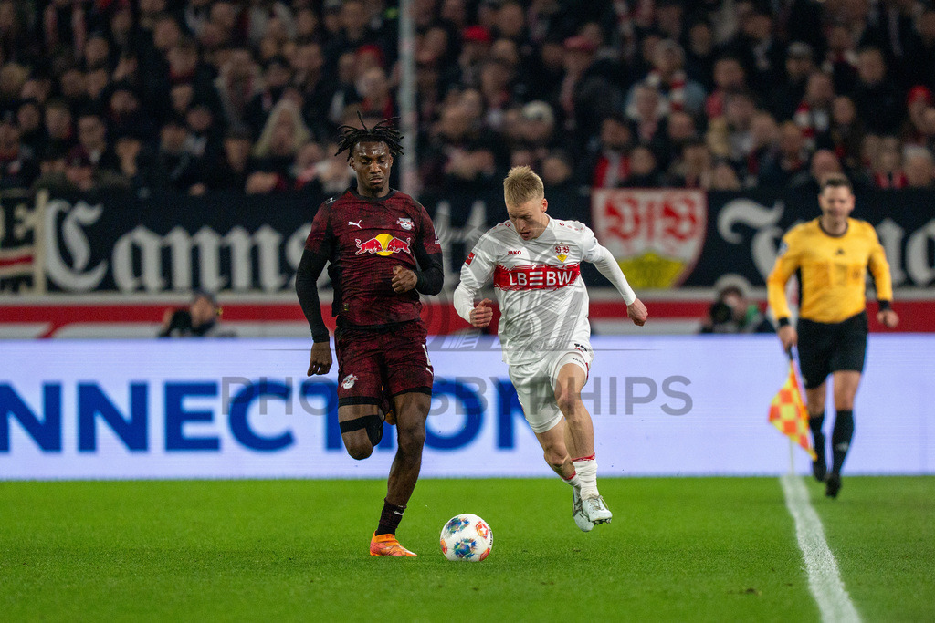 VfB Stuttgart vs. RB Leipzig, Fussball, 1. Bundesliga, 26. Spieltag, 15.03.2026 | Chris Fuehrich (VfB Stuttgart, #10) am Ball gegen Ezechiel Banzuzi (RB Leipzig, #06),VfB Stuttgart vs. RB Leipzig, Fussball, 1. Bundesliga, 26. Spieltag, 15.03.2026Foto: photosbyphips/Philip Ziegler