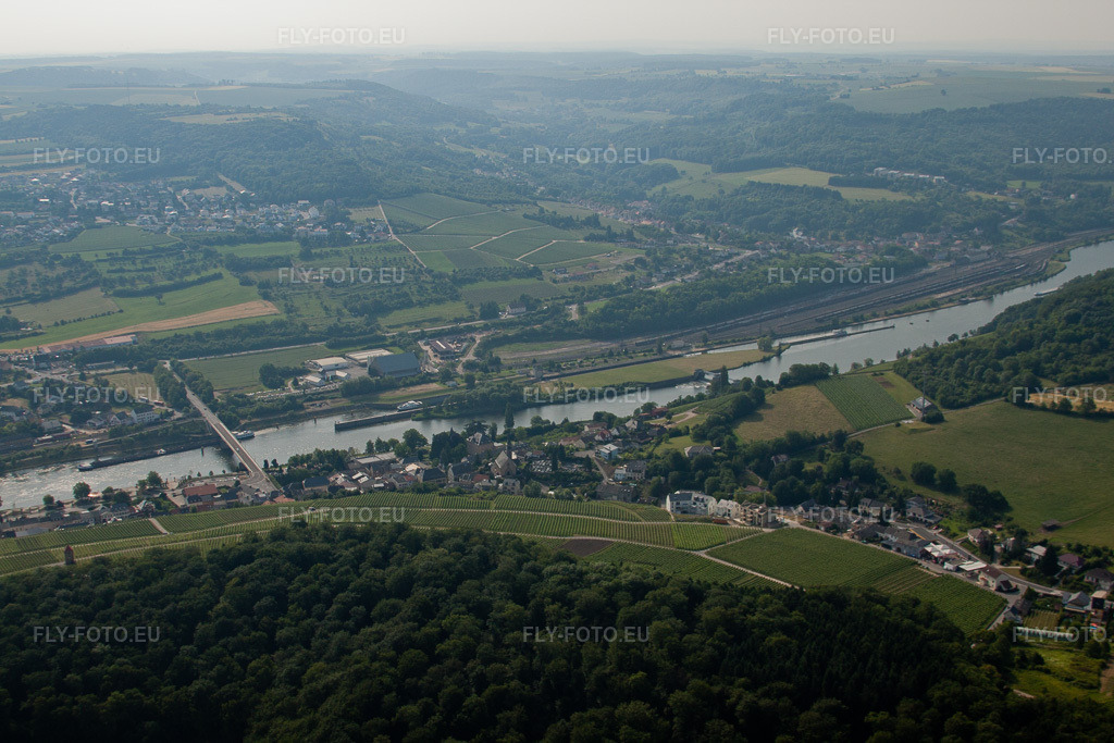 Vue aérienne: Vue de la ville à Schengen dans le département Remich, Luxembourg. Photo: IMG_29415.jpg prise le 26/06/2010 par Werner Riehm/FLY-FOTO.eu – Résolution de l'original: 4752 x 3168 px