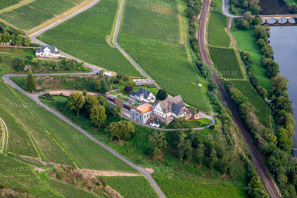 Luftbild: Hotel Gut Hermannsberg und Gutsverwaltung Niederhausen Schlossböckelheim in Schloßböckelheim im Bundesland Rheinland-Pfalz in Deutschland. Foto: IMG_138379.jpg vom 03.09.2023 durch Werner Riehm/FLY-FOTO.deauf Gut Hermannsberg