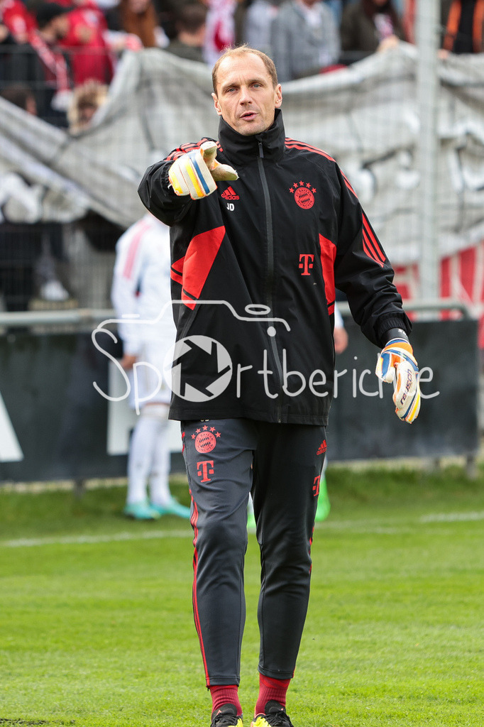 TSV Aubstadt - FC Bayern Amateure | Amateure Torwarttrainer Jaroslav Drobny in Aktion