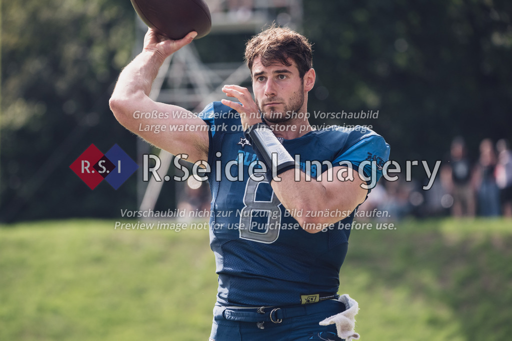 RS-1-130776 | Leif Plagge (#8, Blue Devils, QB) wärmt sich am Rand mit Würfen auf
