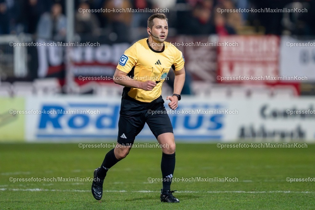 xYDR12032501191 | 12.03.2025, xydrx, Fußball, Viktoria Köln - Rot-Weiss Essen, 3.Liga, Sportpark Höhenberg, Saison 2024 2025:  Marc Philip Eckermann (Schiedsrichter) DFB regulations prohibit any use of photographs as image sequences and or quasi-video.