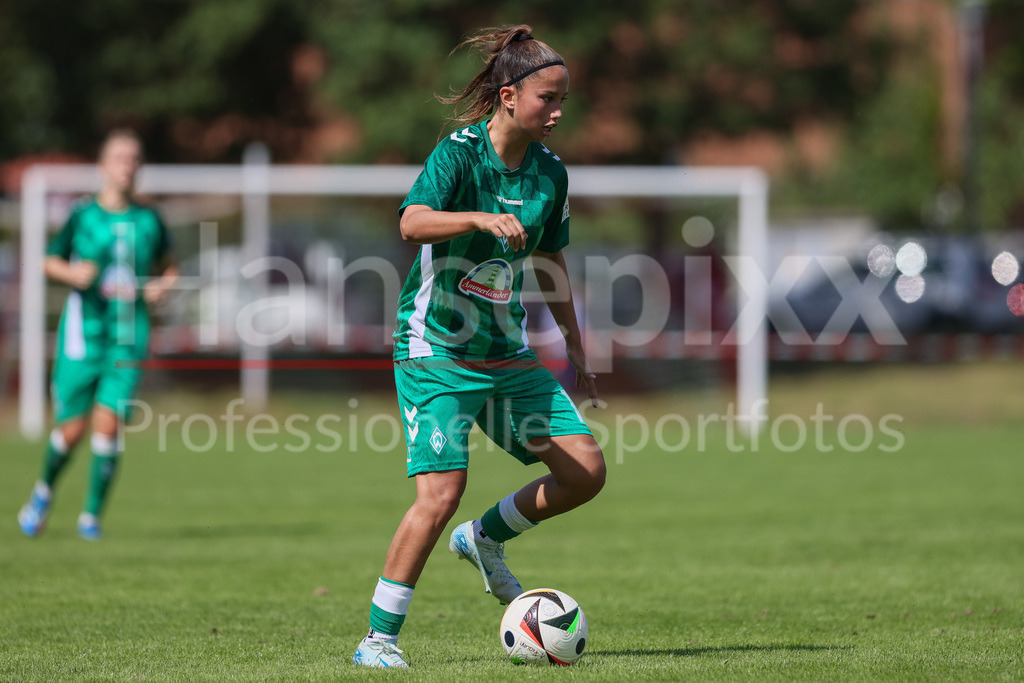 Fussball, Testspiel Frauen, Borussia Mönchengladbach - SV Werder Bremen | v.li.: Amira Dahl (SV Werder Bremen, 17) am Ball, Einzelbild, Ganzkörper, Aktion, Action, Spielszene