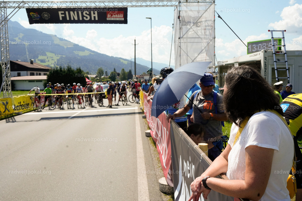 182_20230817_Bewerb_Maenner_Muehlanger | AUT - OESTERREICH, 2023-08-16: SPORT RENNRAD-FAHREN - 55. INTERNATIONALER RADWELTPOKAL IN ST. JOHANN IN TIROL  - Vintage-Radrennen mit WM-Bronze-Medaillen-Siegerin Christina Schweinberger, den Teilnehmer und Alexander Baumann (vom Orginastions-Team) - TAG 2 BEWERB MAENNER IN SECHS GRUPPEN  ; Foto: Roland Muehlanger