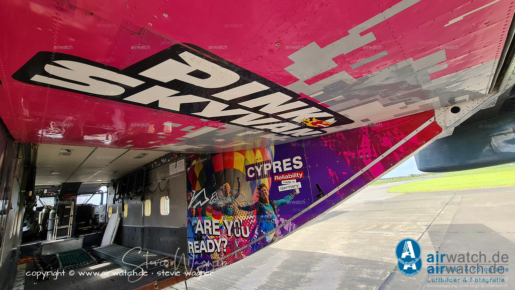 Flying Shoebox - Short S.C.7 Skyvan auf dem Flugplatz Husum-Schwesing | Die Short SC.7 Skyvan, auch als "Flying Shoebox" bekannt, ist ein britisches 19-sitziges Twin-Turboprop-Flugzeug, das erstmals am 17. Januar 1963 geflogen wurde. Es wurde von Short Brothers aus Belfast, Nordirland, hergestellt und verfügt über ein robustes Design mit kurzen Start- und Landefähigkeiten (STOL). Ursprünglich auf Anfrage von F.G. Miles Ltd. für eine Variante des Hurel-Dubois Miles HDM.106 Caravan-Designs wurde der Skyvan von 1960 bis 1986 mit etwas mehr als 150 hergestellten Flugzeugen hergestellt. Die verbleibenden Beispiele werden heute hauptsächlich für Kurzstreckenfracht- und Fallschirmspringen verwendet.