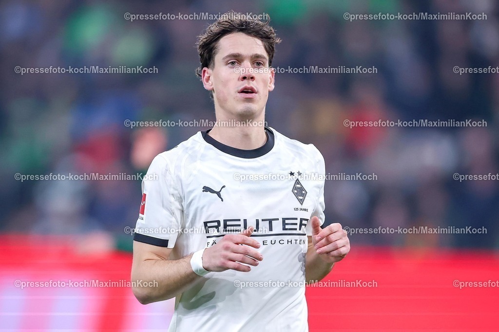 BMG13122502087 | 13.12.2025, Fußball, Borussia Mönchengladbach - VfL Wolfsburg, 1. Fußball Bundesliga, 14.Spieltag, Borussia-Park, Saison 2025 2026: Philipp Sander&nbsp;(Borussia Mönchengladbach #16)  DFB regulations prohibit any use of photographs as image sequences and or quasi-video.