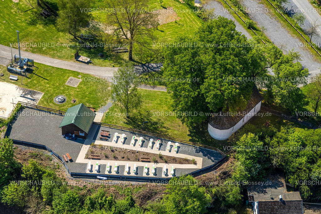 Eslohe240504890 | Luftbild, Pit-Pat Anlage Minigolf mit Billard, Kreuzweg Wenholthausen kulturelles Denkmal, Historische Kapelle Heilig Kreuz mit denkmalgeschützter Linde, historische Sehenswürdigkeit, Wenholthausen, Eslohe, Sauerland, Nordrhein-Westfalen, Deutschland