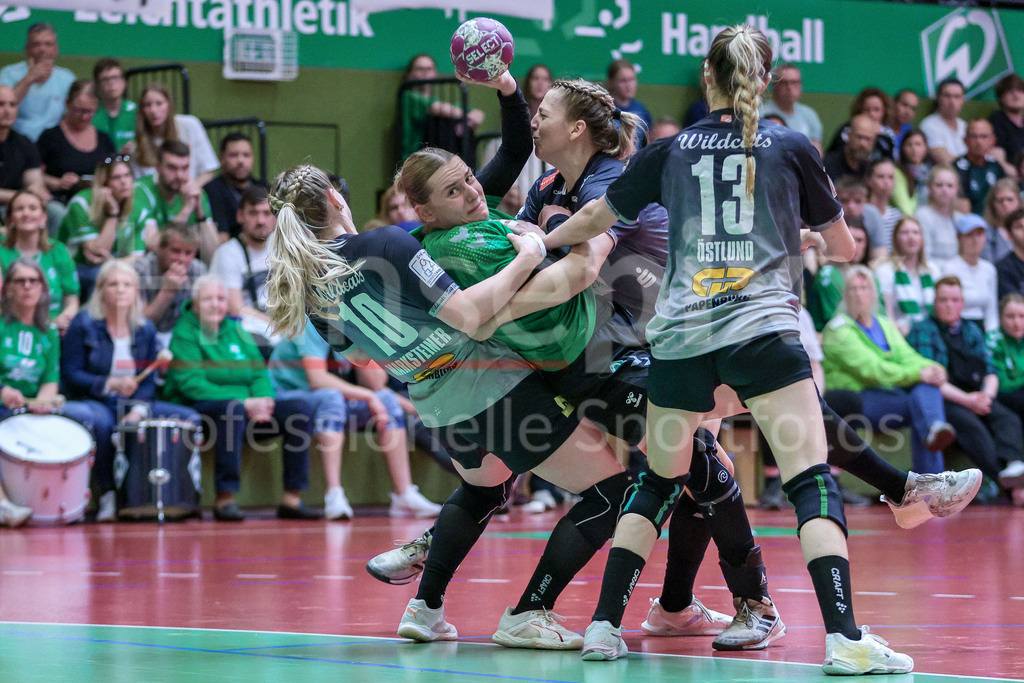 Handball, 2. Bundesliga Frauen, SV Werder Bremen - SV Union Halle-Neustadt | v.li.: Viktoria Marksteiner (SV Union Halle-Neustadt, 10), Meike Becker (SV Werder Bremen, 17) und Ilona Kieffer (SV Union Halle-Neustadt, 72) im Zweikampf, Duell, Spielszene, Aktion, Action