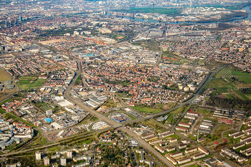 Luftbild: Siedlungsgebiet im Ortsteil Käfertal in Mannheim im Bundesland Baden-Württemberg in Deutschland. Foto: IMG_077014.jpg vom 12.04.2015 durch Werner Riehm/FLY-FOTO.de