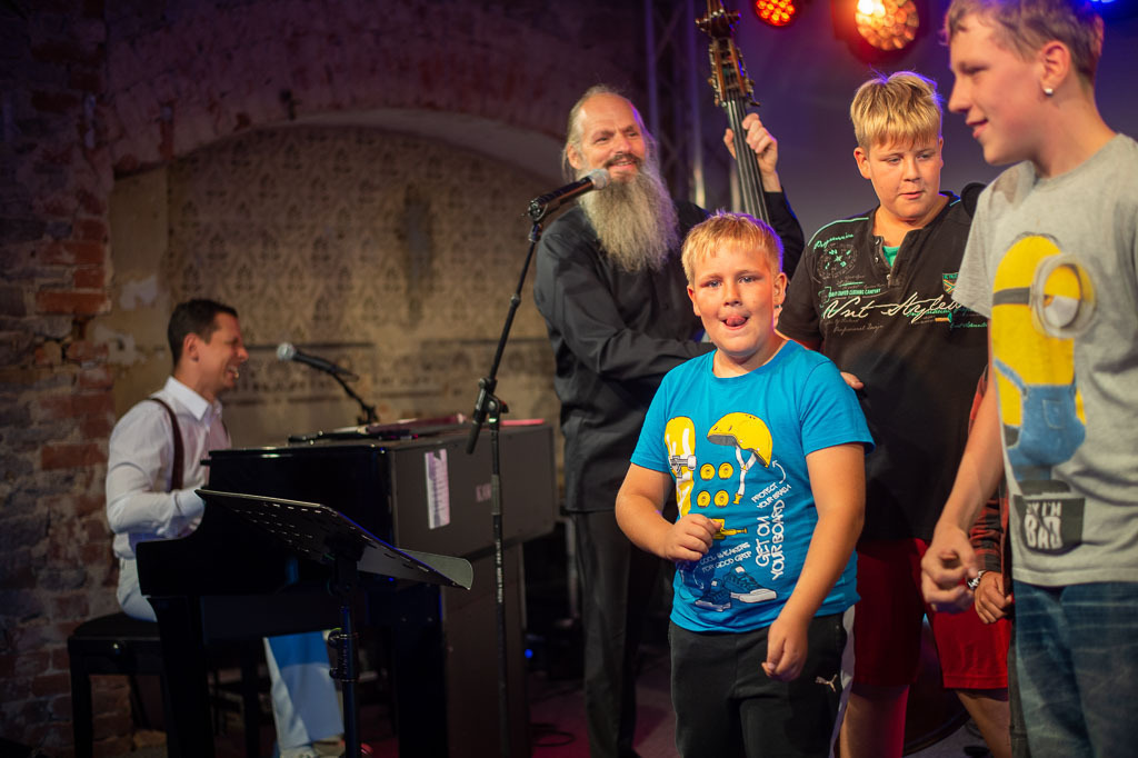 Summ Summ Salsa | Kinderkonzert Summ Summ Salsa mit Klazz Brothers & Cuba Percussion im Forte Belvedere Leisnig zum Festival Hallo Leisnig 2022. - Realisiert mit Pictrs.com