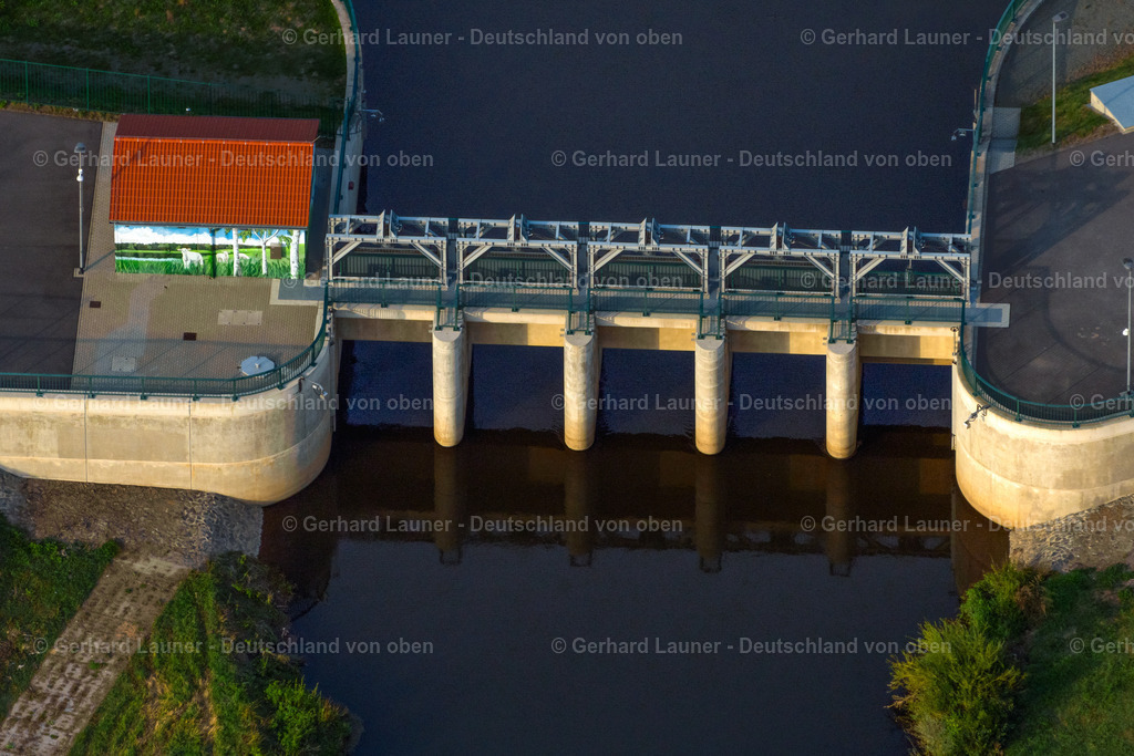 4040710 | LEIPZIG 14.09.2020 Staustufe am Ufer des Flussverlauf der Weißen Elster im Ortsteil Knauthain in Leipzig im Bundesland Sachsen, Deutschland. // Weir on the banks of the flux flow Weissen Elster in the district Knauthain in Leipzig in the state Saxony, Germany. Foto: Gerhard Launer