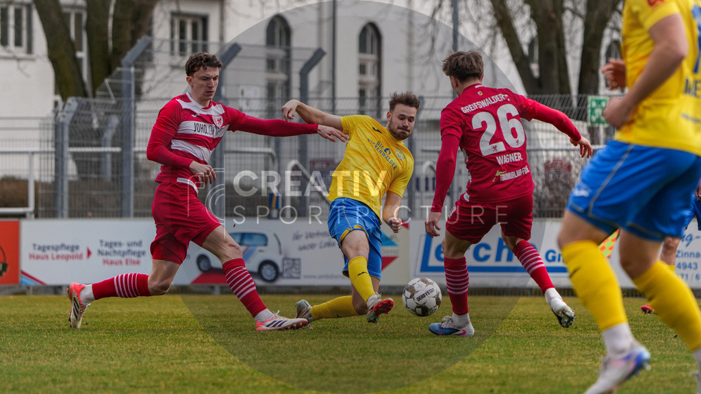 Fußball, Herren, Saison 2025/2026, Regionalliga Nordost, 26. Spieltag, FSV 63 Luckenwalde vs. Greifswalder FC, Samstag 14.03.2026, Werner-Seelenbinder-Stadion Luckenwalde, | Fußball, Herren, Saison 2025/2026, Regionalliga Nordost, 26. Spieltag, FSV 63 Luckenwalde vs. Greifswalder FC, Samstag 14.03.2026, Werner-Seelenbinder-Stadion Luckenwalde, Im Bild: David Voigt (l. Greifswald) und Phil Butendeich (r. Luckenwalde) - Realisiert mit Pictrs.com