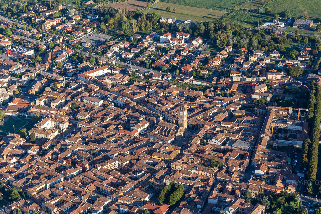 Aerial view: View of the town in Rivolta d’Adda in the state Cremona, Italy.Photo: IMG_134531.jpg taken on 09/19/2022 by Werner Riehm/FLY-FOTO.comResolution of the original: 5240 x 3493 px
