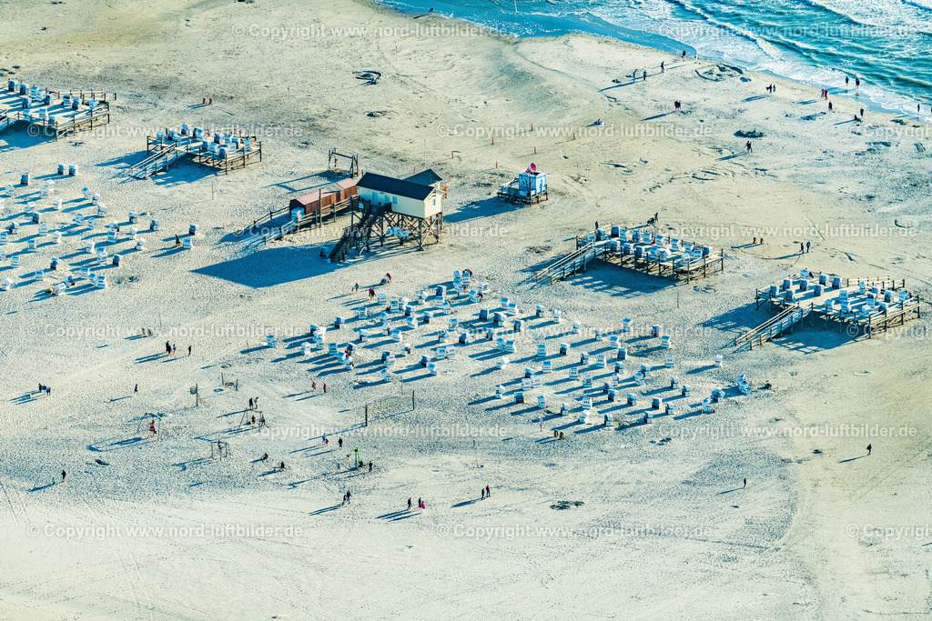 St. Peter-Ording_Strand_Strandkörbe_ELS_3753060822 | SANKT PETER-ORDING 06.08.2022 Strandkorb- Reihen am Sand- Strand im Küstenbereich der Nordsee im Ortsteil Sankt Peter-Ording in Sankt Peter-Ording im Bundesland Schleswig-Holstein, Deutschland. // Beach chair on the sandy beach ranks in the coastal area of North Sea in the district Sankt Peter-Ording in Sankt Peter-Ording in the state Schleswig-Holstein, Germany. Foto: Martin Elsen