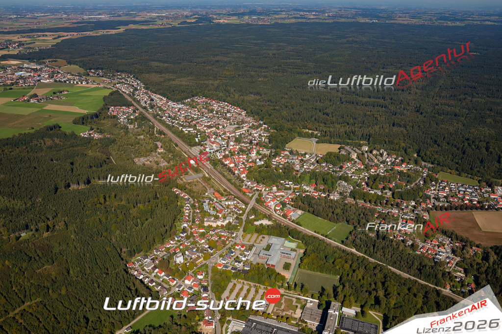 Das Luftbild der Stadt Kirchseeon wurde 2021 vom Flugzeug heraus erstellt (keine Drohne) Aufnahmehöhe ca.450 Meter- hohe Bildauflösung und Druck-Qualität garantiert!