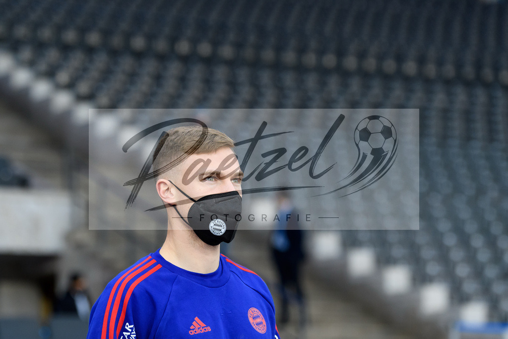 BSCFCB20220123_165 | Fussball, Herren: Joshua Kimmich (FC Bayern Muenchen) schaut bei dem Spiel der 1. Bundesliga zwischen Hertha BSC und FC Bayern Muenchen im Olypiastadion am 23.01.2022 in Berlin, Deutschland.DFB / DFL REGULATIONS PROHIBIT ANY USE OF PHOTOGRAPHS AS IMAGE SEQUENCES AND/OR QUASI-VIDEO. - Realisiert mit Pictrs.com