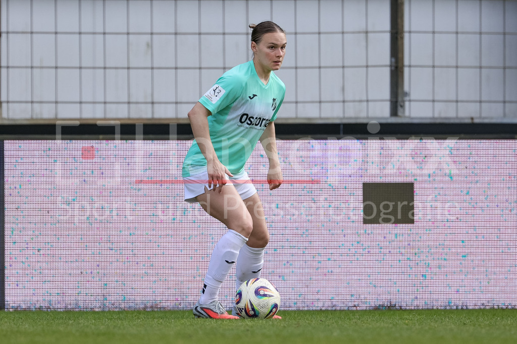 Fussball, 2. Frauen-Bundesliga, SV Meppen - SC Sand | Emily Yaple (SC Sand, 14) am Ball, Freisteller, Einzelbild, Ganzkörper, Aktion, Action, Spielszene, DIE DFB-RICHTLINIEN UNTERSAGEN JEGLICHE NUTZUNG VON FOTOS ALS SEQUENZBILDER UND/ODER VIDEOÄHNLICHE FOTOSTRECKEN. DFB REGULATIONS PROHIBIT ANY USE OF PHOTOGRAPHS AS IMAGE SEQUENCES AND/OR QUASI-VIDEO.