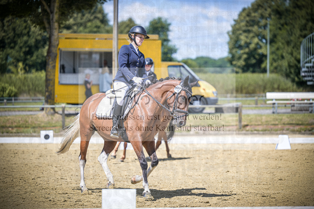 DOS_5400 | Entdecke hochwertige Reitturnierfotos von Foto Oger. Professionell, emotional und authentisch – jetzt Lieblingsmomente im Shop bestellen.Deutschlandweite Turnierfotografie. - Realisiert mit Pictrs.com