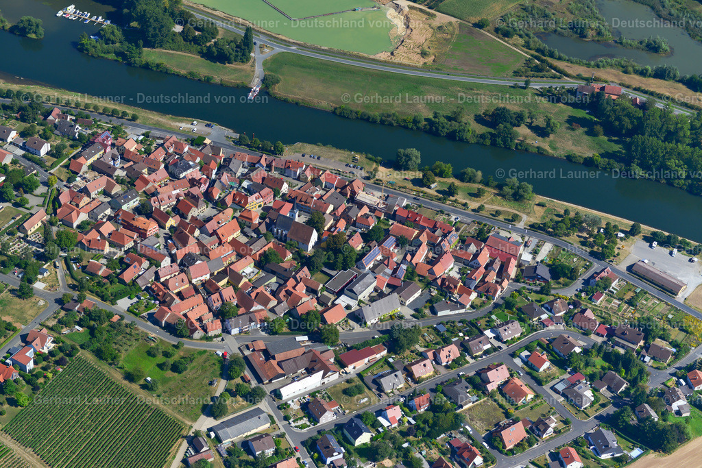 3650283 | OBEREISENHEIM 31.08.2016 Ortsansicht am Rande von landwirtschaftlichen Feldern und Nutzflächen  in Obereisenheim im Bundesland Bayern, Deutschland // Village view on the edge of agricultural fields and land  in Obereisenheim in the state Bavaria, Germany Foto: Gerhard Launer