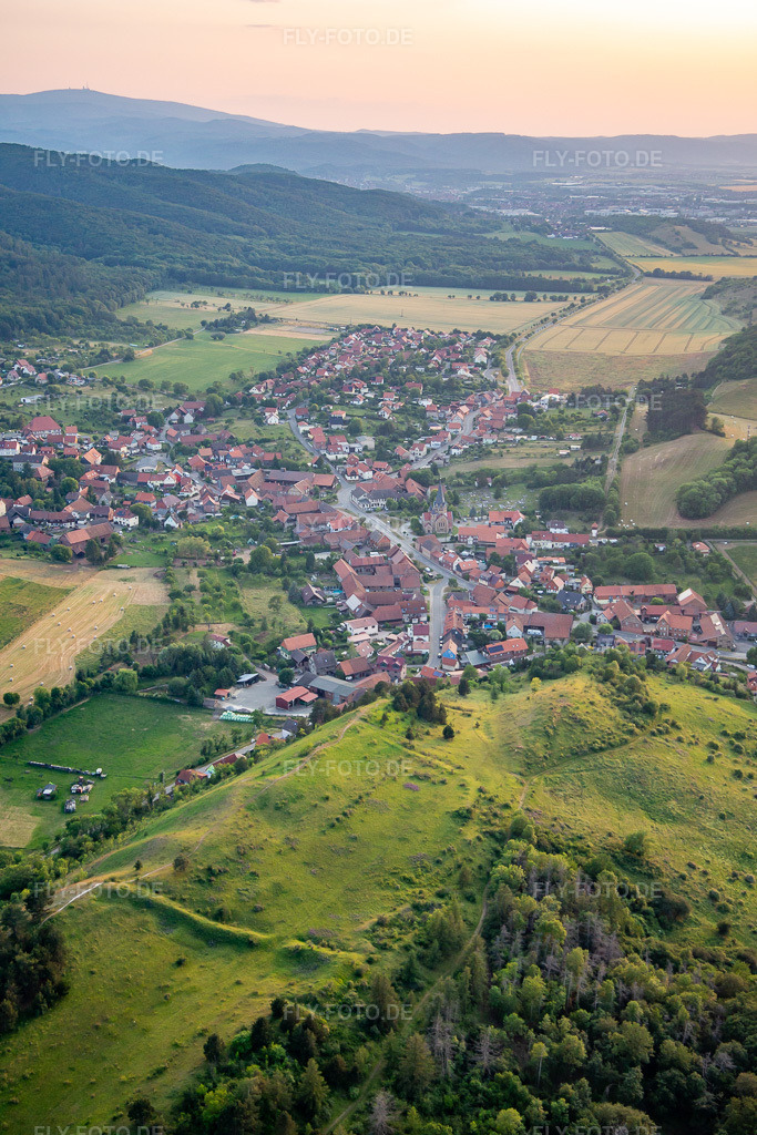Luftbild: Ortsansicht von Osten im Ortsteil Benzingerode in Wernigerode im Bundesland Sachsen-Anhalt in Deutschland. Foto: IMG_136600.jpg vom 17.06.2023 durch Werner Riehm/FLY-FOTO.de