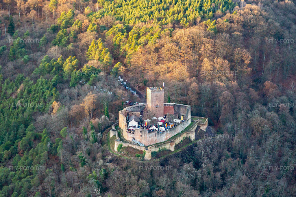Weihnachtsmarkt auf der Burgruine Landeck | Luftbild: Weihnachtsmarkt auf der Burgruine Landeck in Klingenmünster im Bundesland Rheinland-Pfalz in Deutschland. Foto: IMG_139392.jpg vom 16.12.2023 durch ©2025 Werner Riehm fly-foto.de/copyright - Realisiert mit Pictrs.com