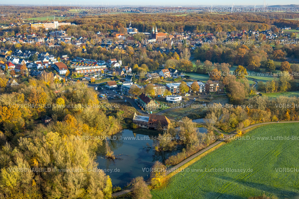 Hamm231104002 | Luftbild, Baustelle und Neubau an der Schloßstraße nahe der Schlossmühle Heessen am Mühlengraben mit Mühlenteich, KIndergarten Neubau, Blick über das Wohngebiet Hamm-Heessen mit Pfarrkirche St. Stephanus, umgeben von herbstlichen Laubbäumen, Stadtbezirk Heessen, Hamm, Ruhrgebiet, Nordrhein-Westfalen, Deutschland