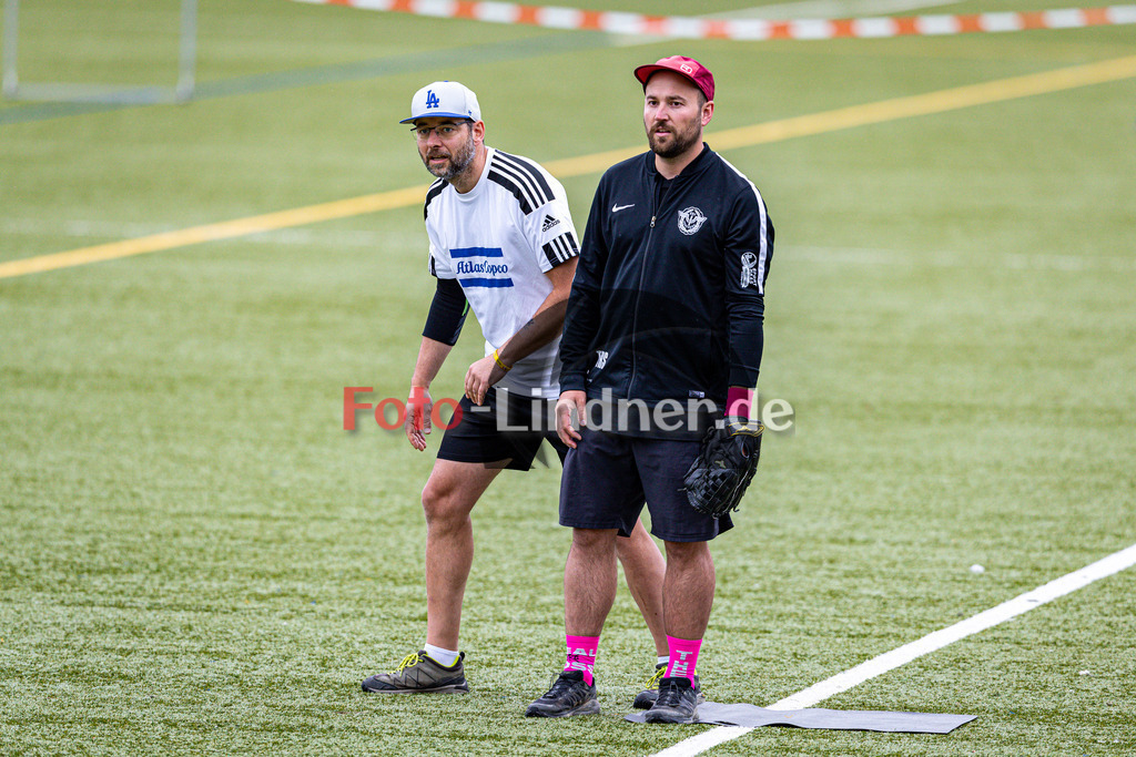 Stadtmeisterschaft Baseball Penzberg | Stadtmeisterschaft Baseball Penzberg, Stadtmeisterschaft Baseball Penzberg, 20240615,Runner bereit an der ersten Base,2024-06-15 in Penzberg (Nonnenwaldstadion)Copyright: WolfgangxLindner www.foto-lindner.de