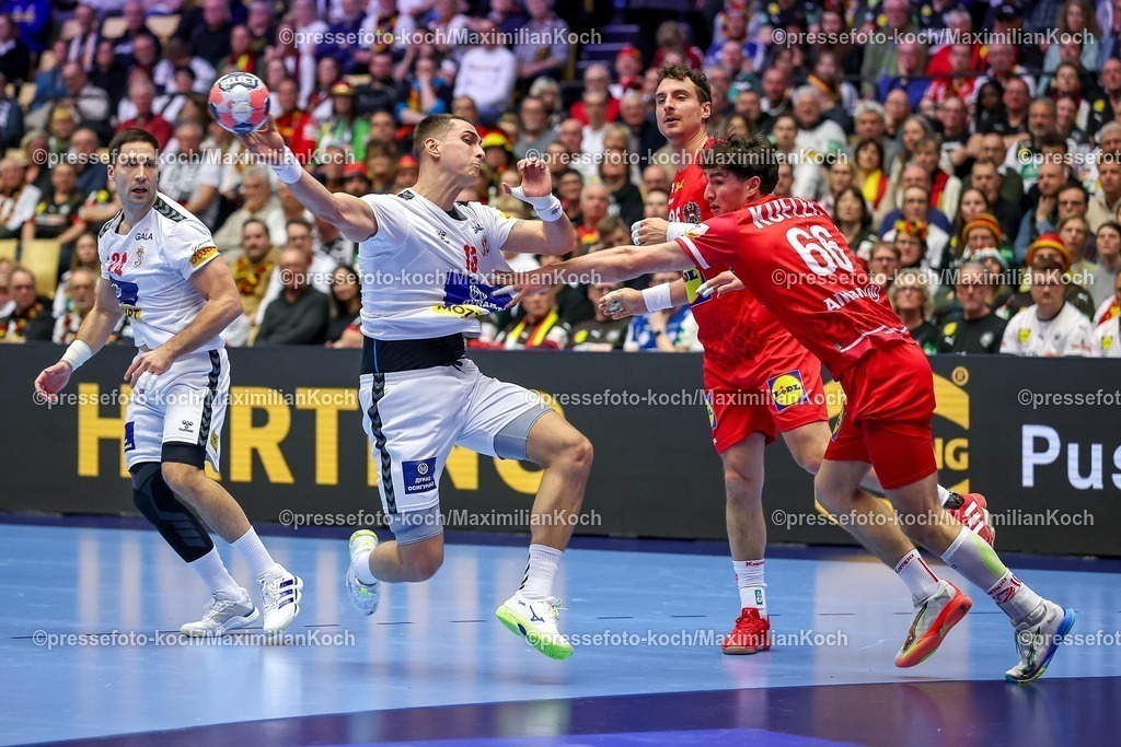 EHF19012601014 | 19.01.2026, Handball, Men's EHF EURO 2026, Österreich - Serbien, Jyske Bank Boxen in Herning, Dänemark, Preliminary Round: ya26  Elias Kofler (Austria #66) im Zweikampf gegen   Uros Borzas (Serbien #13) 