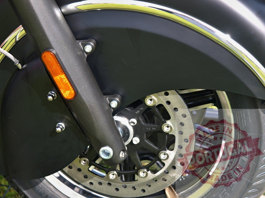 Motorcycle front wheel with brake disc and fender | Front wheel of an Indian motorcycle showing the brake disc and fender - Realized with Pictrs.com