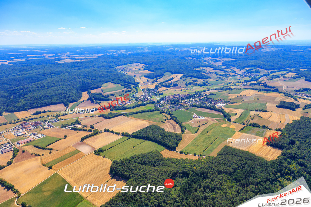 Die Luftaufnahme der Stadt Burgwindheim wurde vom UL-Flugzeug heraus erstellt ( keine Drohne )- hohe Auflösung für beste Qualität