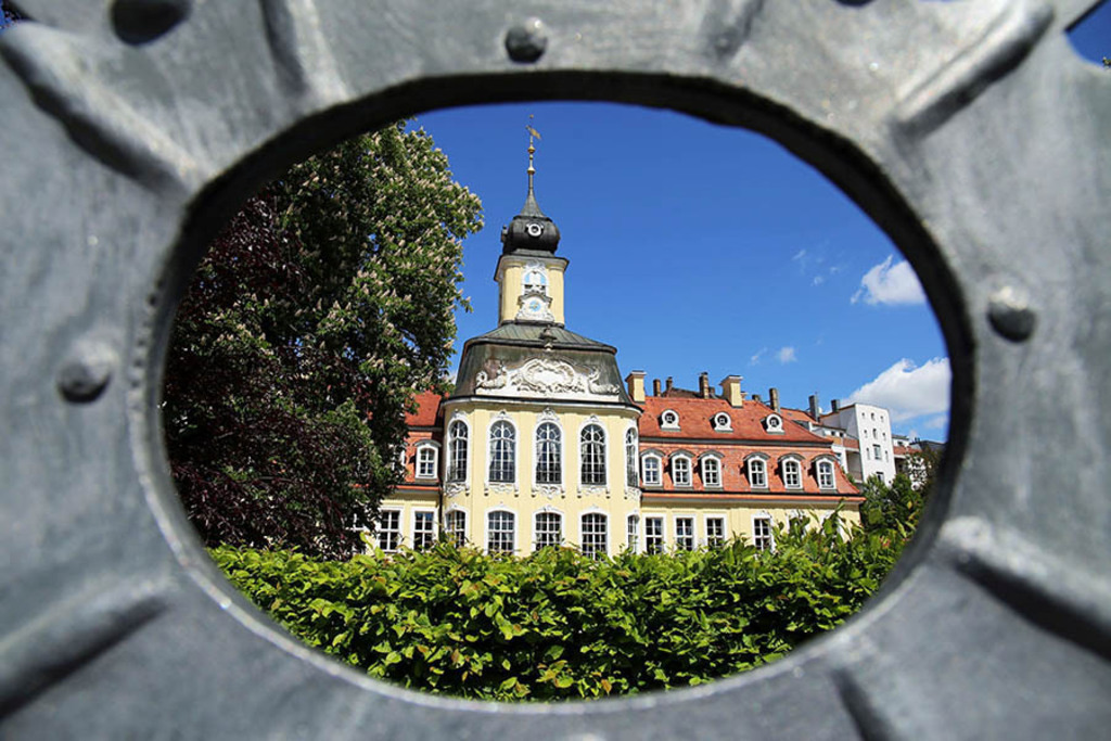Bildlexikon Leipzig - Gohliser Schlösschen - Blick durch den Zaun | Das Team hinter BILDLEXIKON LEIPZIG bündelt historische wie aktuelle Informationen über die Stadt Leipzig in Text und Bild auf einer Plattform und stellt diese der interessierten Öffentlichkeit zur Verfügung.