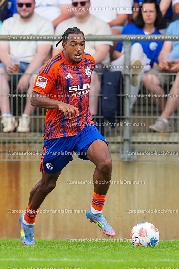 xYDR20072501115 | 20.07.2025, xydrx, Fußball, Rot Weiss Ahlen - FC Schalke 04, Testspiel, Wersestadion: Anton Donkor (FC Schalke 04 #30)